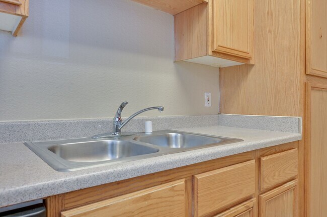 Building Photo - NE Near Nellis! Gated! Community Pool, Spa...