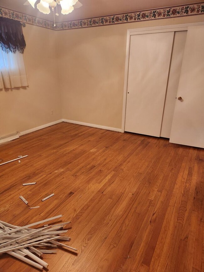 Building Photo - Very Nice- furnished 3-BR