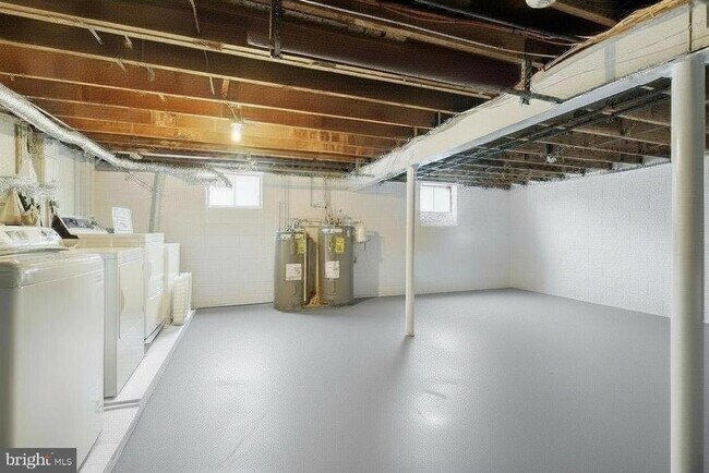 Building Photo - 10 Lloyd Ave