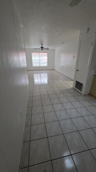 Building Photo - 2929 W Oak Ridge Rd