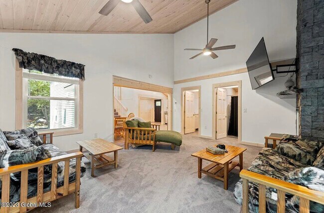 Building Photo - 374 Middle Rd