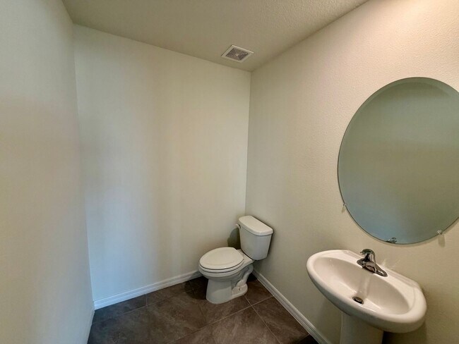 Building Photo - Beautiful Home in Newberry, FL – Spacious, Modern, and Peaceful Living