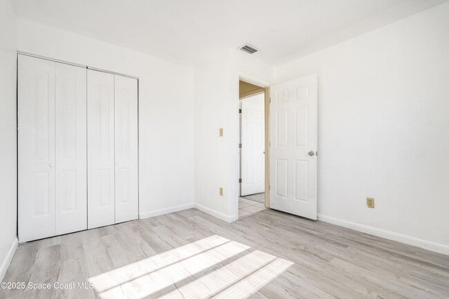 Building Photo - 557 Cox St