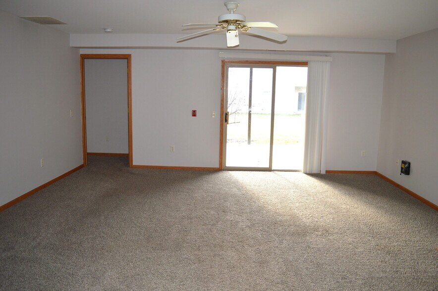 Building Photo - 391 Country Clover Dr