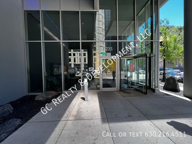 Building Photo - 235 W Van Buren St