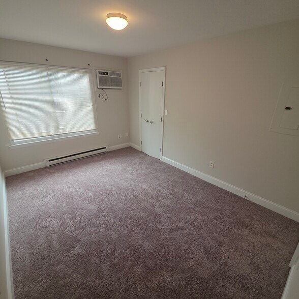 Masive Bedroom with closet - 19 Somers St