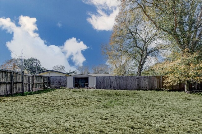 Building Photo - 611 Kenney St