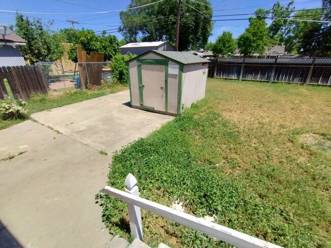 Building Photo - 404 Camellia Way