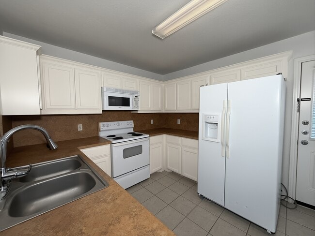 Building Photo - 919 Farmington Rd