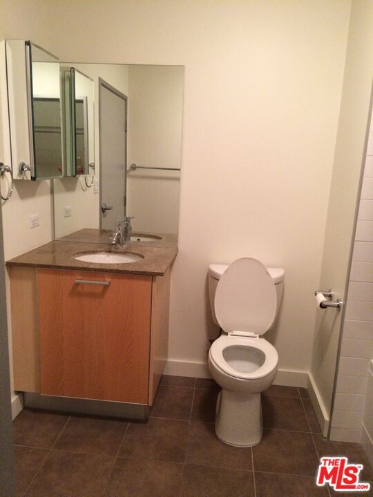 Building Photo - 645 W 9th St