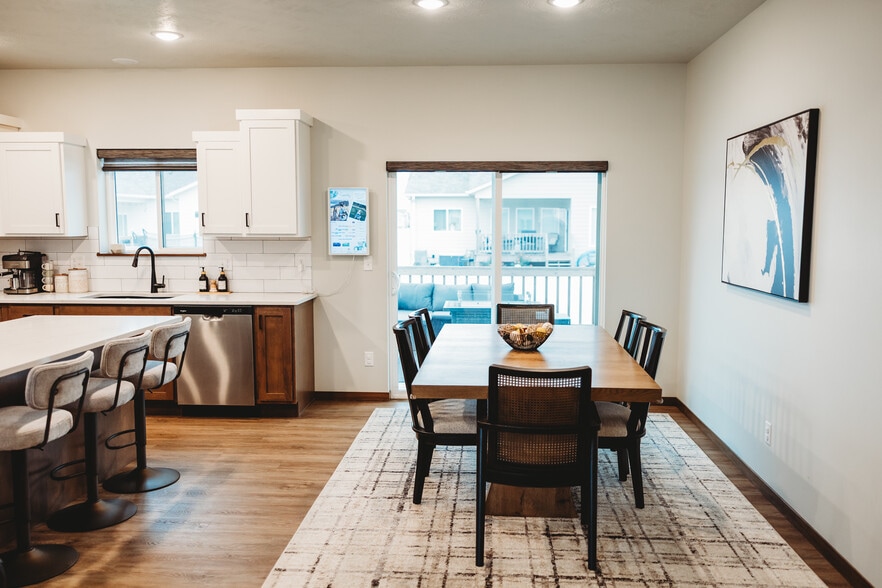 Building Photo - 5513 S Dubuque Ave