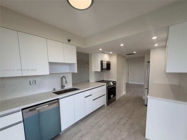 Building Photo - 801 N Venetian Dr