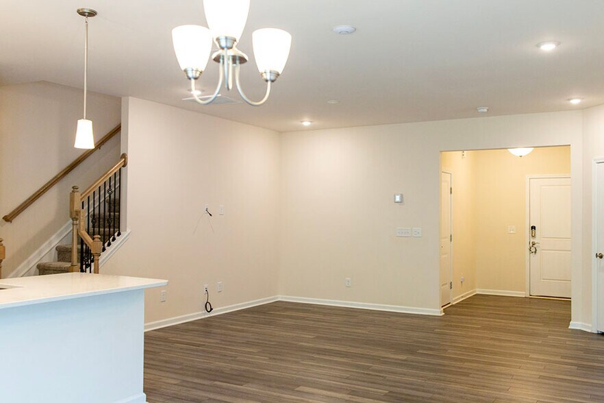 Building Photo - 400 White Oak Ridge Dr