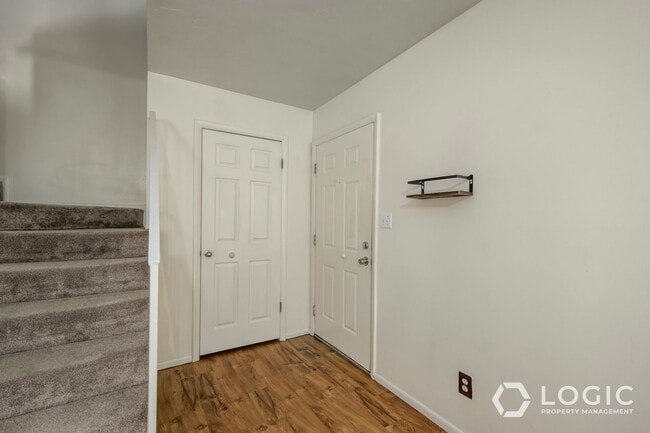 Building Photo - End Unit Townhome!