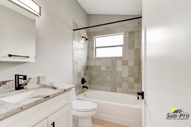 Building Photo - 700 Pine Shores Cir