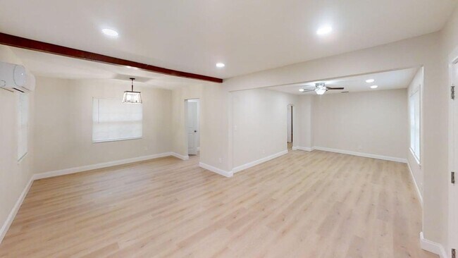 Building Photo - Charming 2 bedroom 1 bath - move in ready