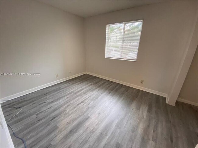 Building Photo - 713 Gardens Dr
