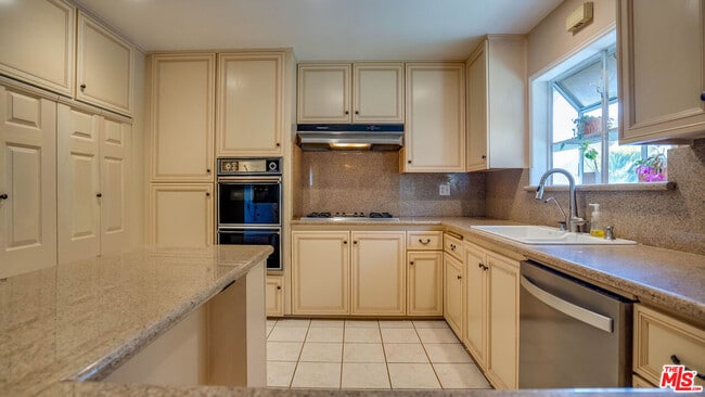 Building Photo - 9631 Crystal View Dr