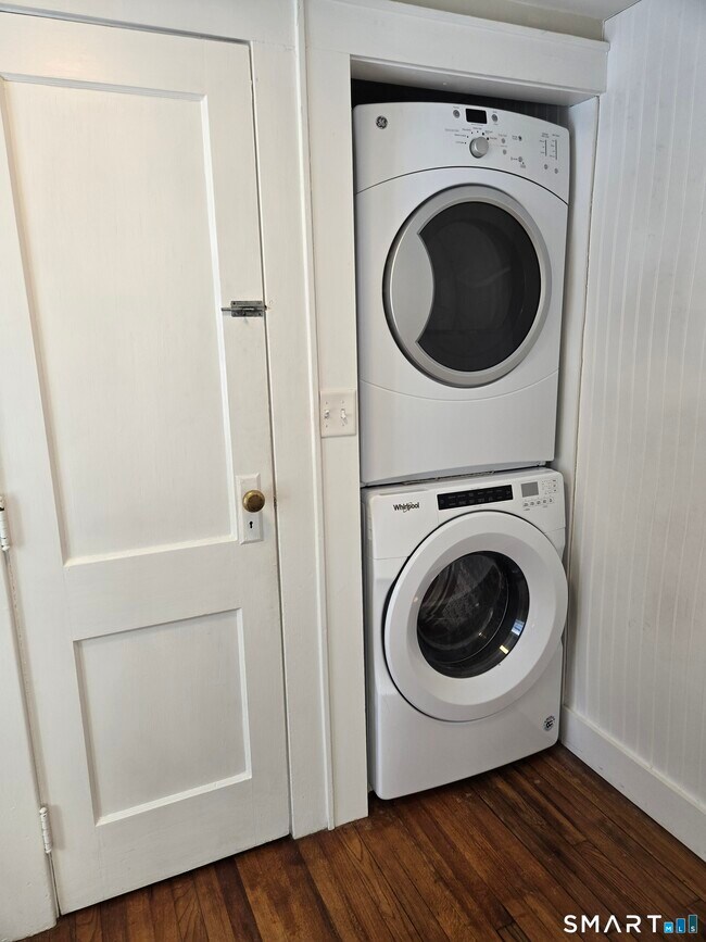 Building Photo - 623 Elm St