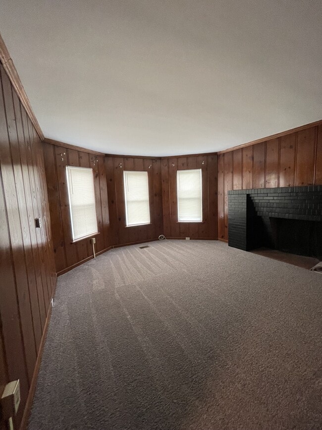 Building Photo - 204 E Chestnut St