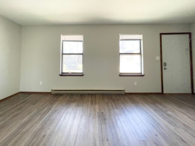 Building Photo - 2213 E Memorial Dr