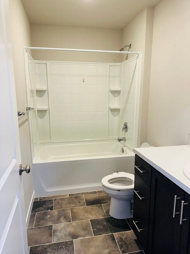 Building Photo - Newer 3-Story 3 Bedroom DR Horton Home in ...