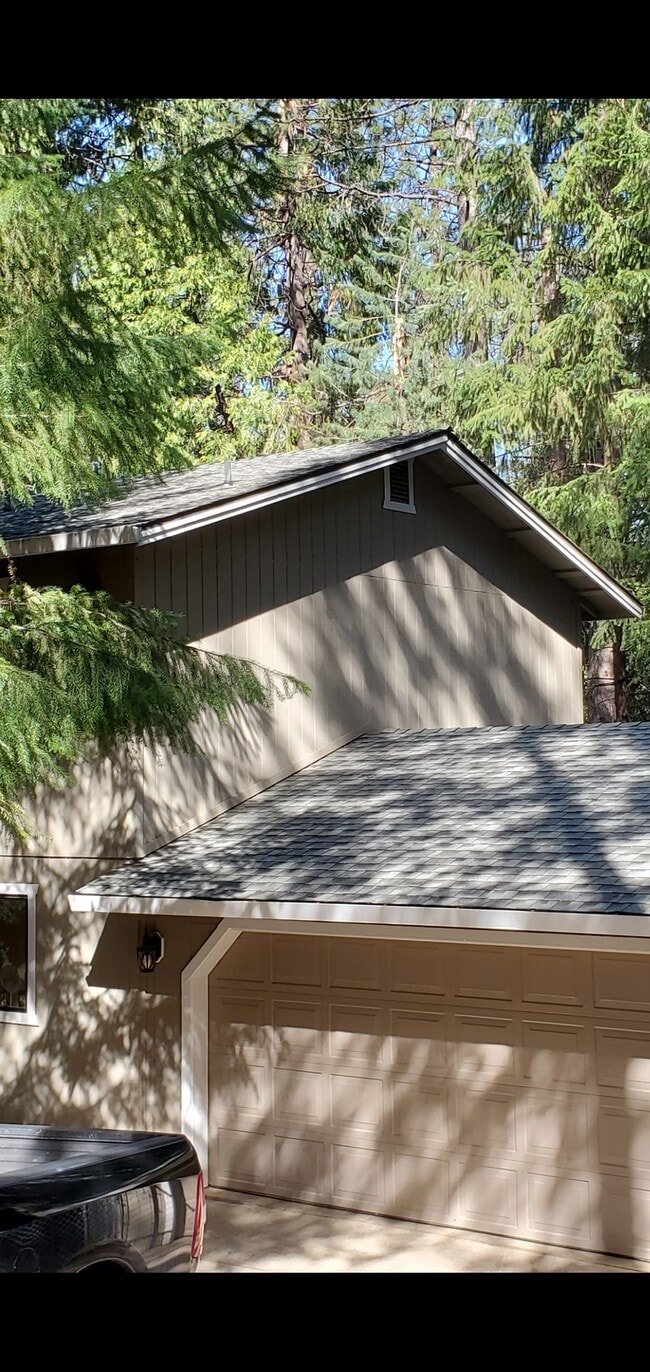 Building Photo - 18111 N Meadow Dr