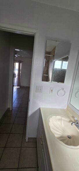 Main Bathroom - 1915 Dufour Ave