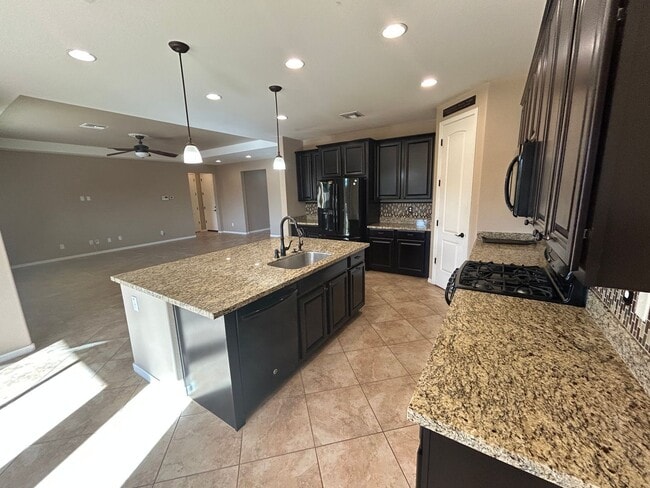 Building Photo - 18627 W North Ln