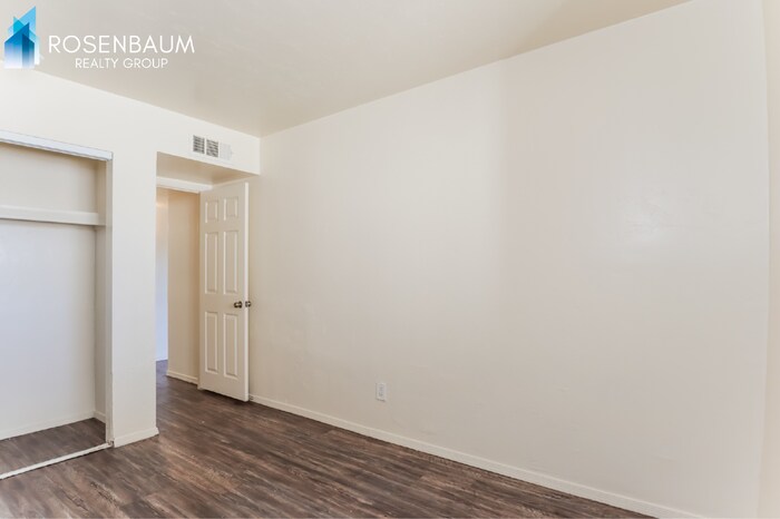 Building Photo - 455 W Kelso St