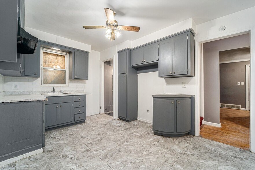 Building Photo - 6306 Farmbrook St