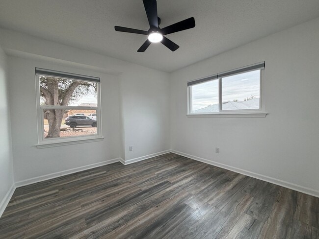 Building Photo - Renovated 4/2 in Beautiful Lago Vista Location