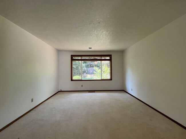 Building Photo - Charming Single-Level Home with Multiple Living Areas and Spacious Backyard Retreat