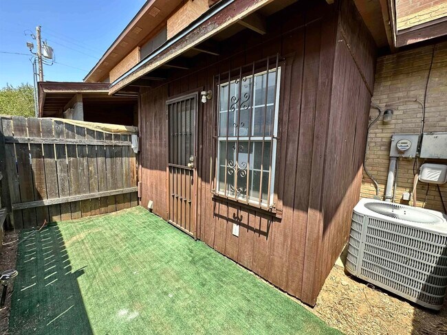 Building Photo - 1300 Hillside Rd