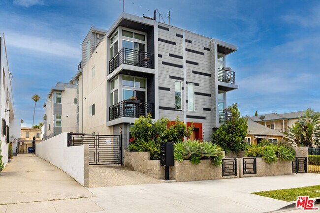 Building Photo - 1434 1/2 S Sycamore Ave