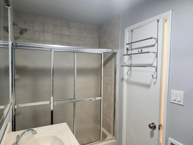 Building Photo - 208 Willow Ave