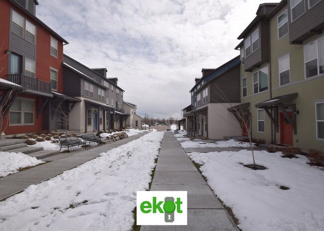 Building Photo - Spacious Townhome Near Shopping! 3 BD 2.5 BTH