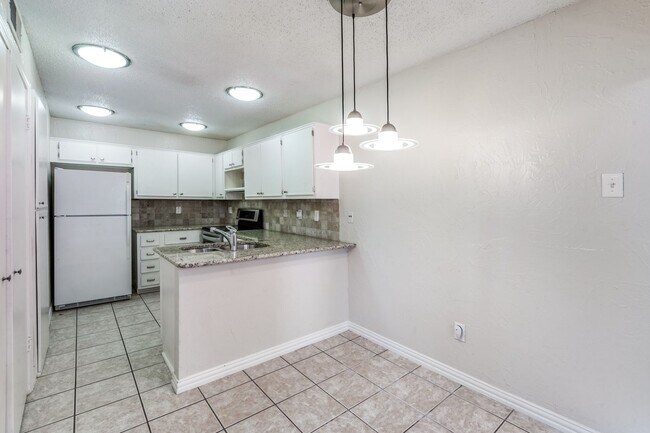 Building Photo - Charming 2 Bed, 2 Bath Condo in North Dall...