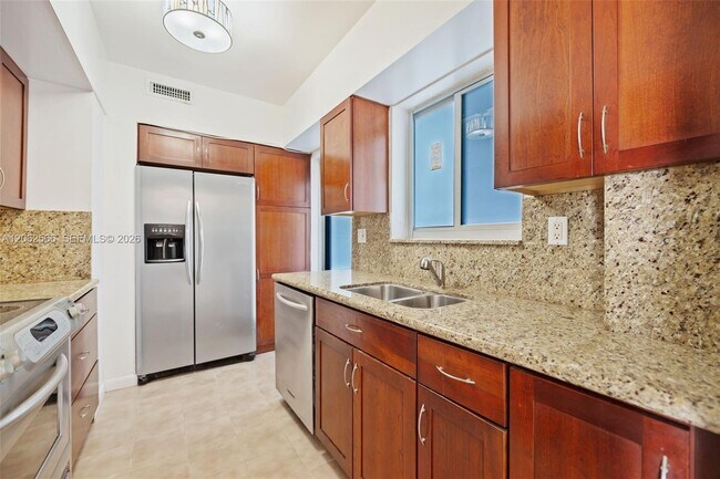 Building Photo - 9101 E Bay Harbor Dr