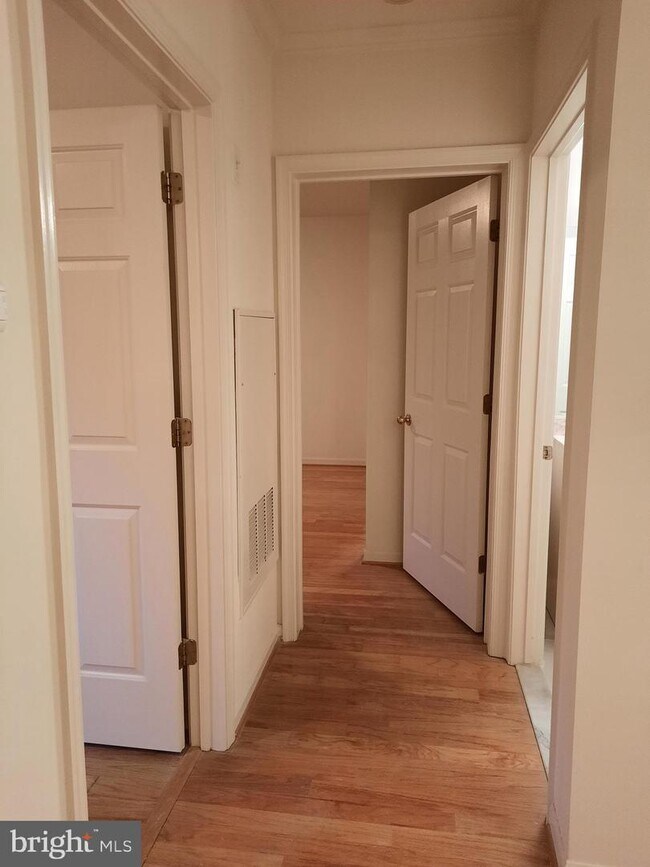 Building Photo - 7011 Falls Reach Dr