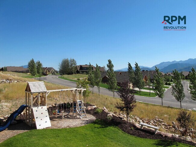 Building Photo - "Experience Luxury Living: Spacious 5-Bed ...