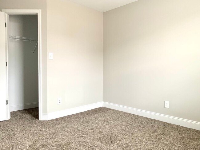 Building Photo - 712 Banister Dr