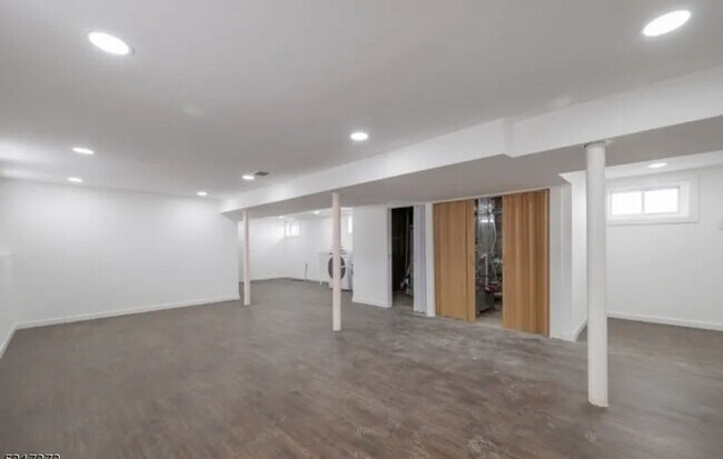 Building Photo - 40 Warman St