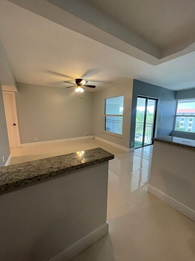 Building Photo - Charming Apartment in Fort Lauderdale