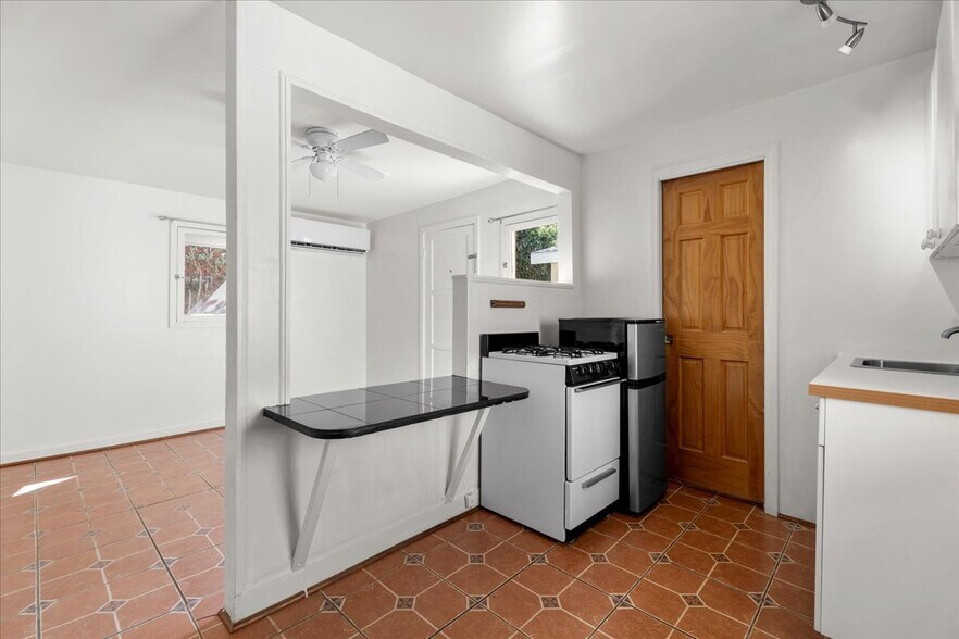 Primary Photo - 4044 Huron Ave