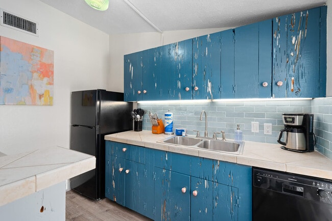 Building Photo - 602 N Palimino Dr