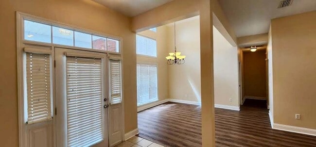 Building Photo - Offering First two weeks free for approved applicant