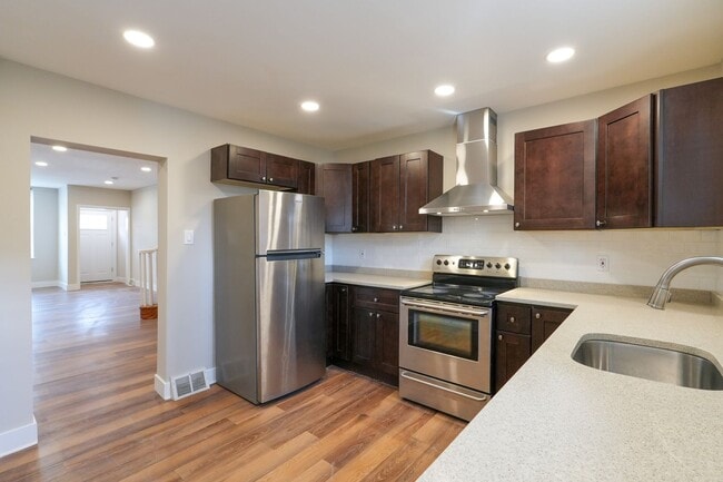 Building Photo - Amazing newly redone large 3 bedroom