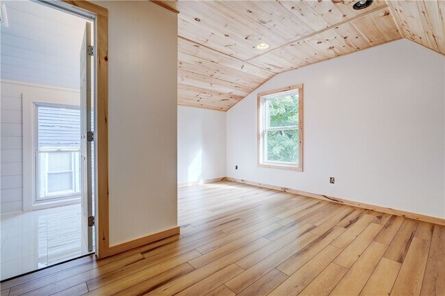 Building Photo - 413 Caroline St