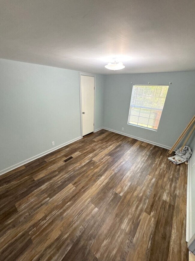 Building Photo - Country Living!